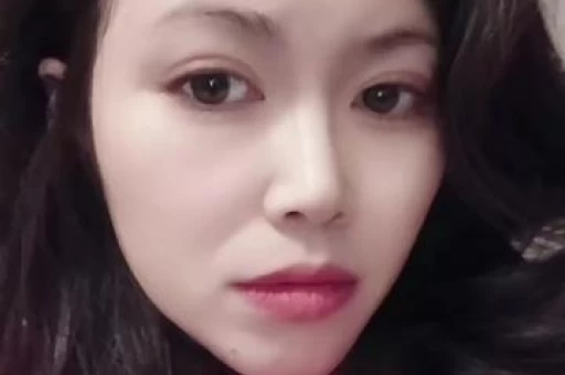 大瓜！黄一鸣新恋情曝光！脖子被男友种草莓对王思聪彻底死心。
