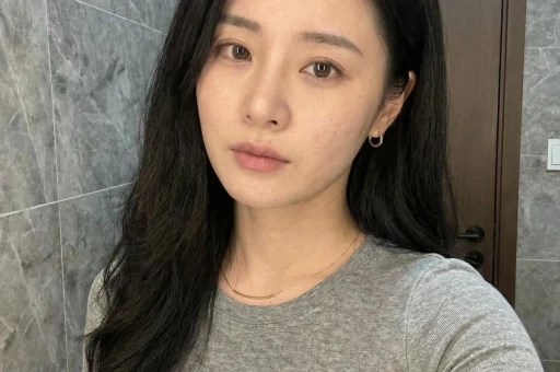 百万粉丝的网红塌房制造农村穷苦人设博同情被曝光家庭富裕